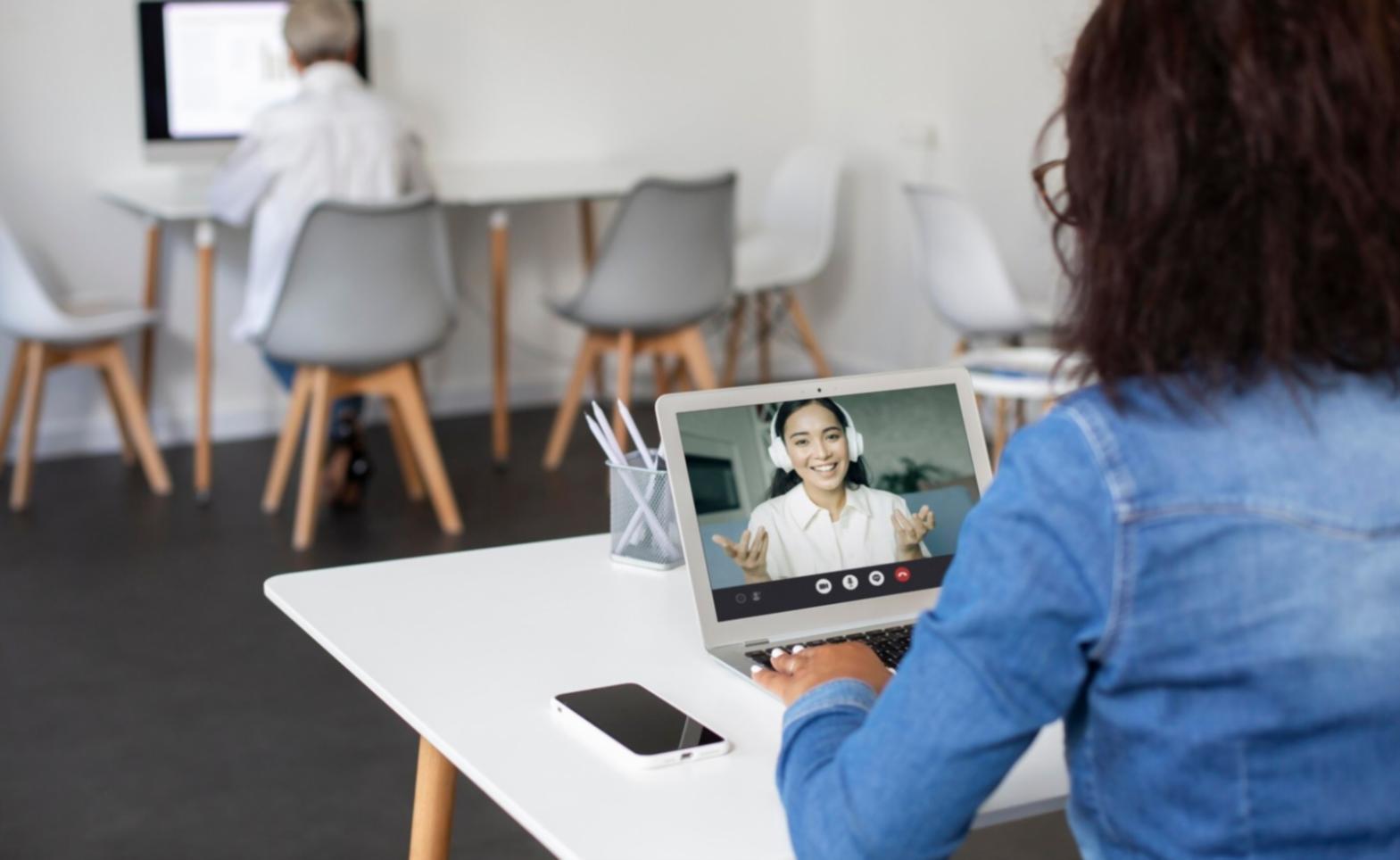 Analisi dettagliata della struttura del capello durante una consultazione personalizzata